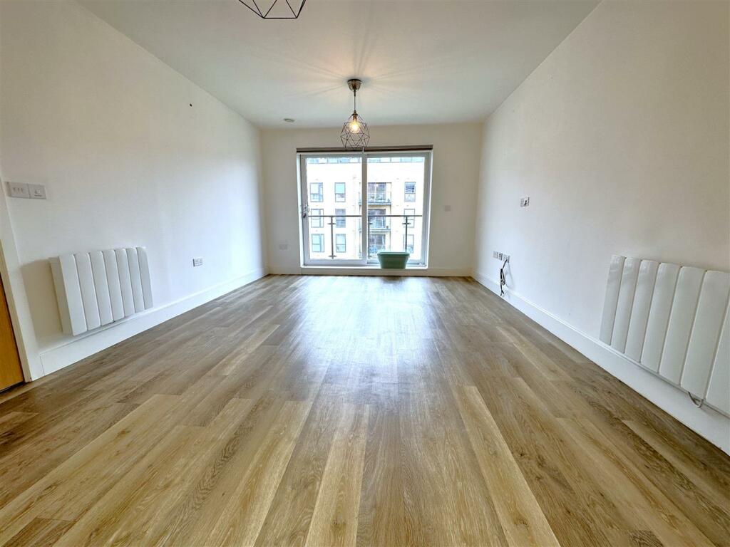 LOUNGE 1.JPG