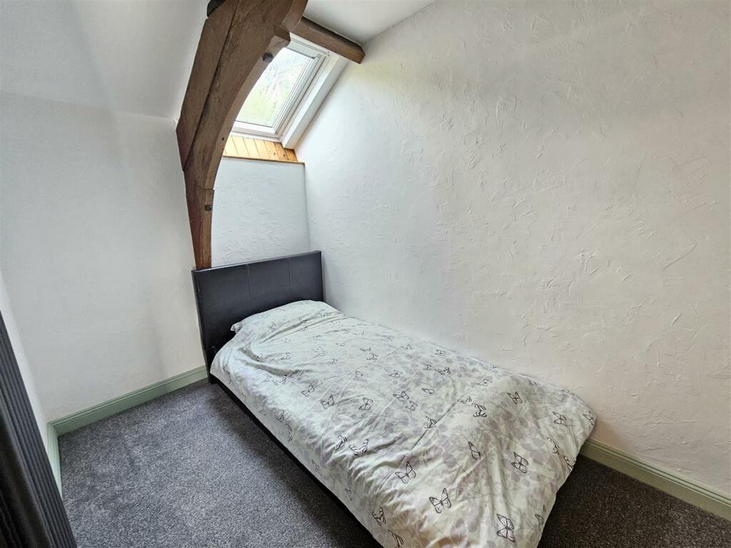 Bed 2.jpg