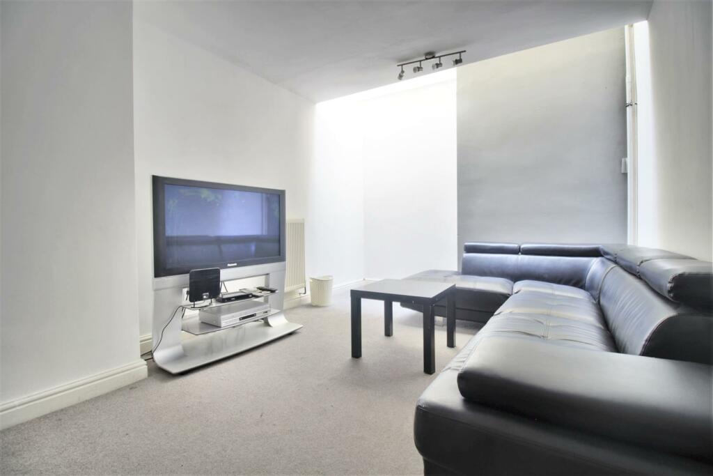 Student-lets-living room 3 1.jpg