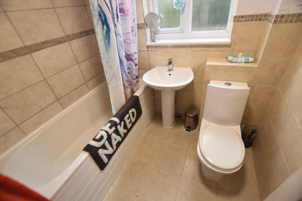72 Pimpernel bathroom