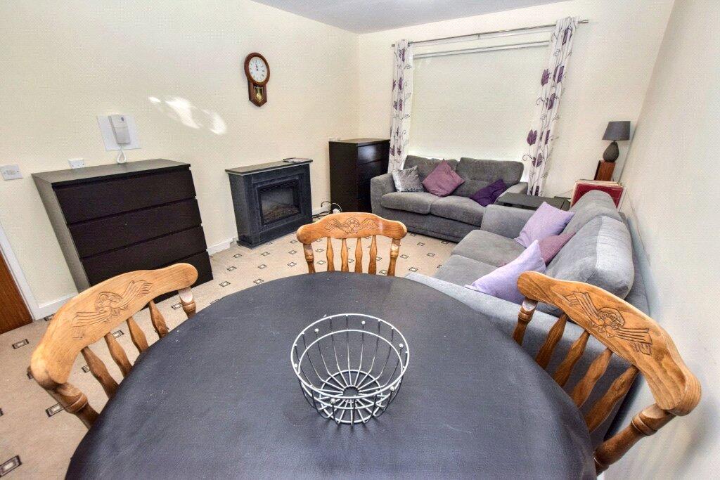 Lounge/Dining Area