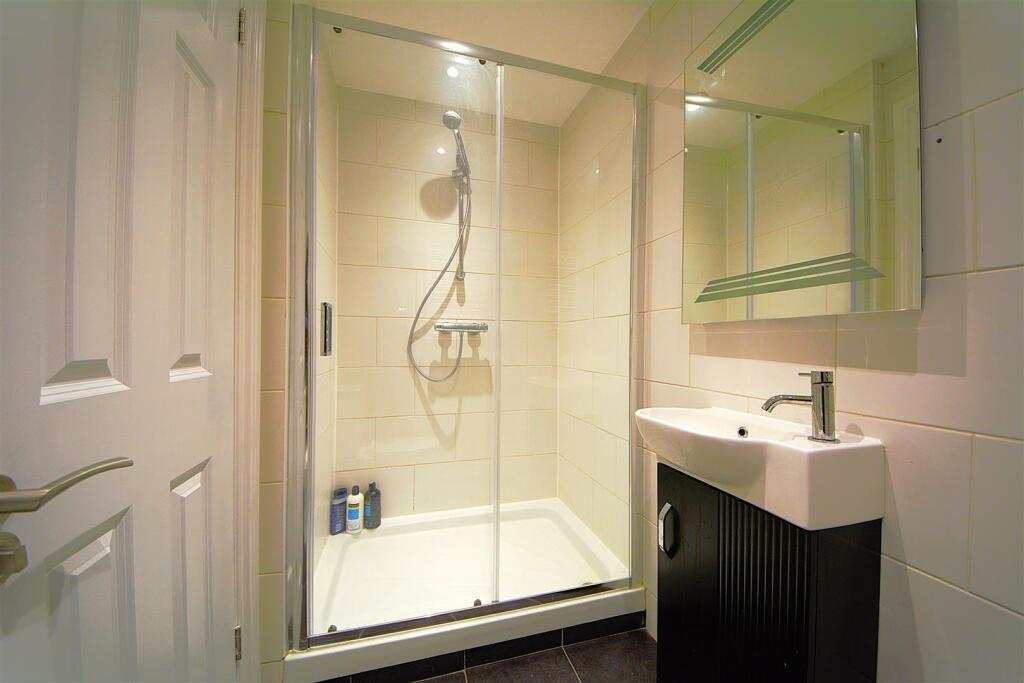 Bathroom 2.jpg