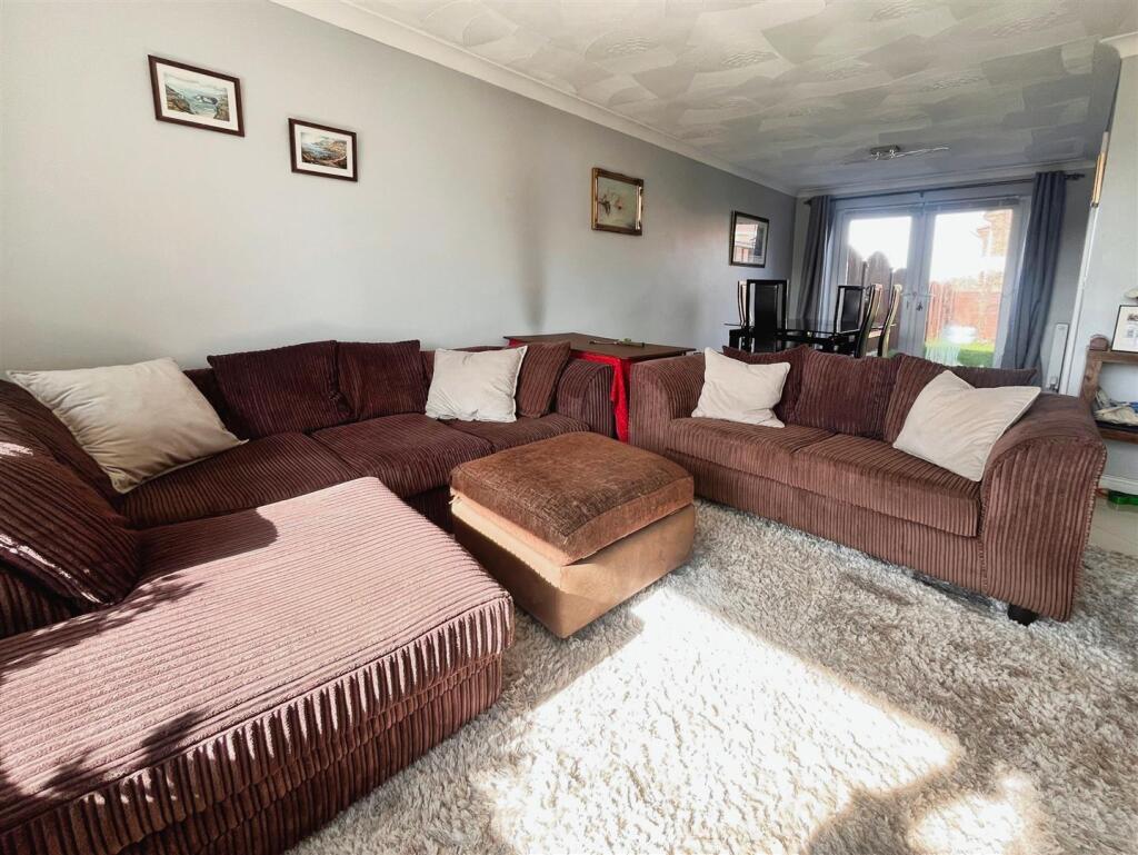 SPACIOUS LOUNGE IMAGE THREE