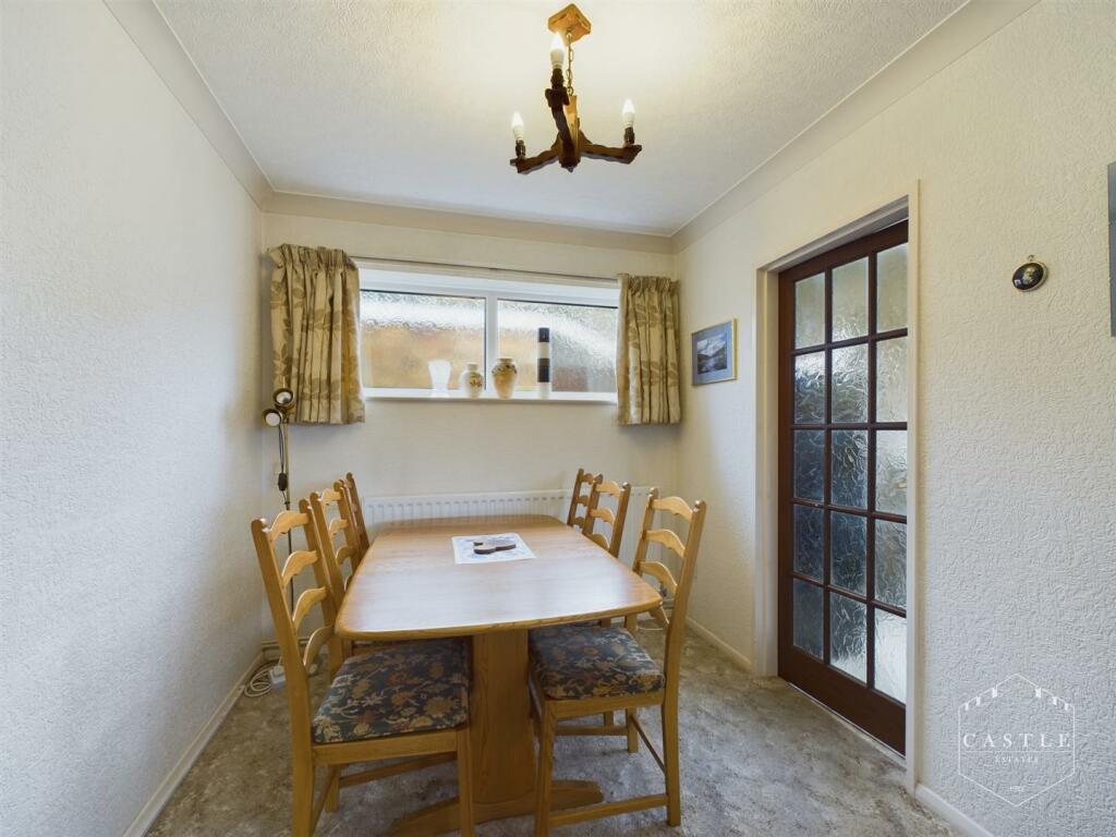 L SHAPED LOUNGE/DINING ROOM