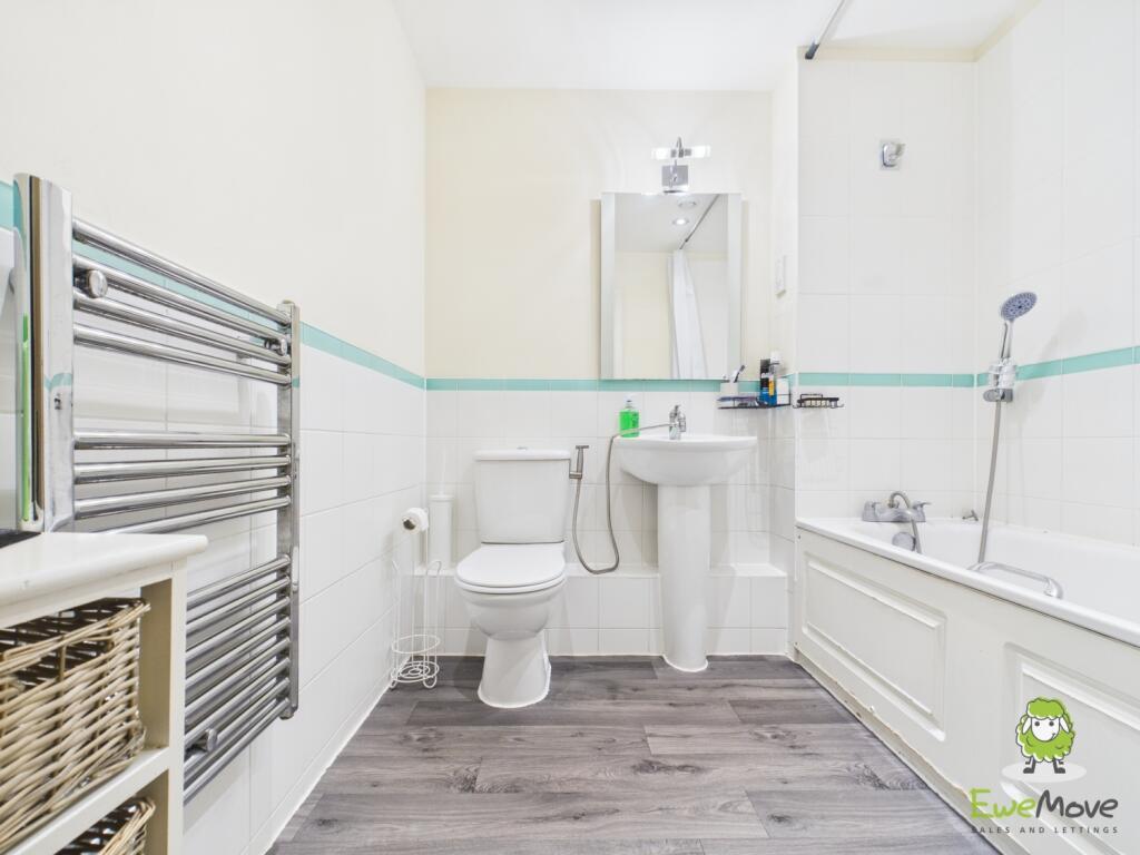 EweMove Basingstoke Winterthur Way Bathroom