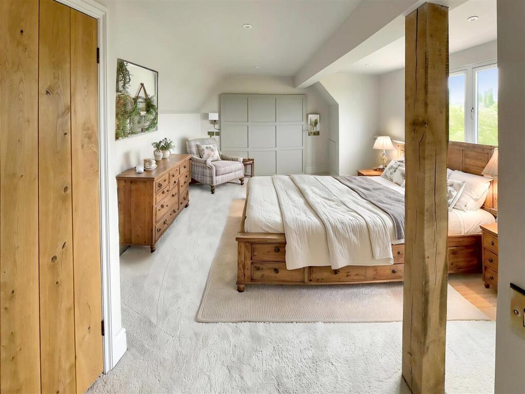 Master suite Top floor.jpg