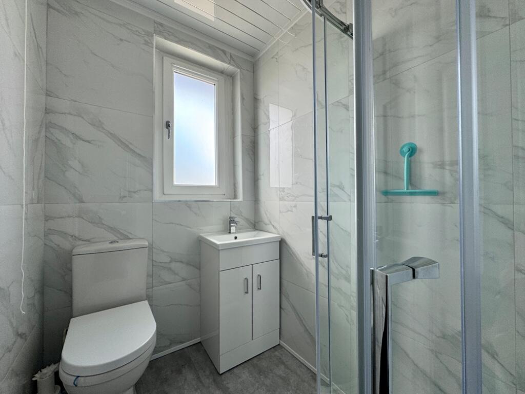 Shower room.