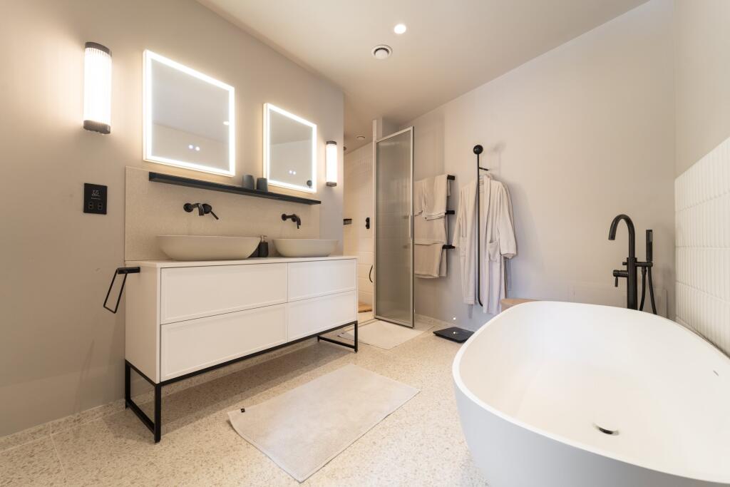 The Penthouse, Brist