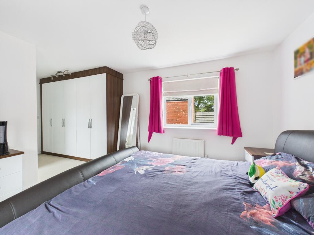 13. CAM04922G0-PR0070-STILL026