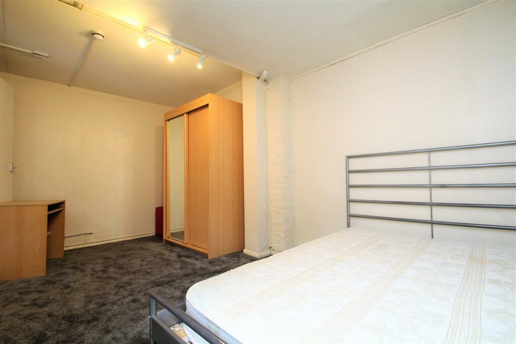 Bedroom 5 (2).JPG
