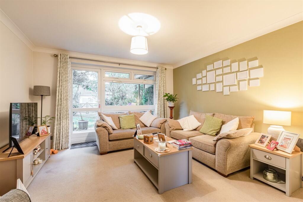 10 Brockley Combe, Weybridge, KT13 9QB - 2.jpg
