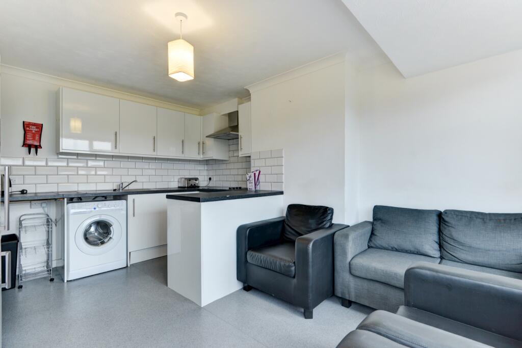 19 Canfield Close Kitchen-Lounge