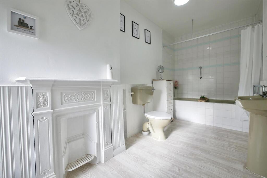 FAMILY BATHROOM
