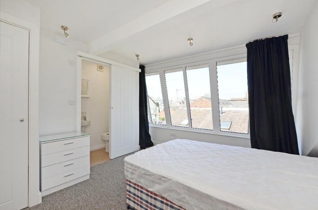 Bright and clean double bedroom featuring a lar...