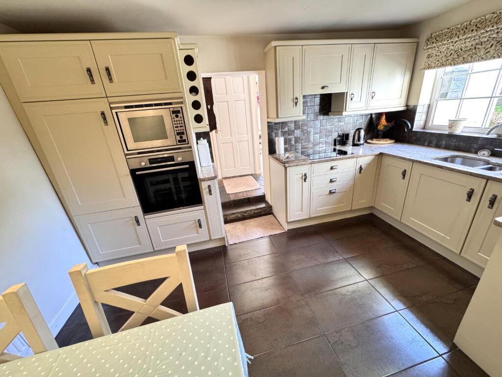 KITCHEN/BREAKFAST ROOM