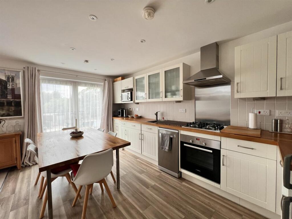 LIVING/ DINING KITCHEN