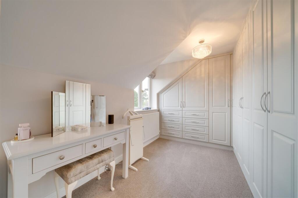 WALK IN DRESSING ROOM