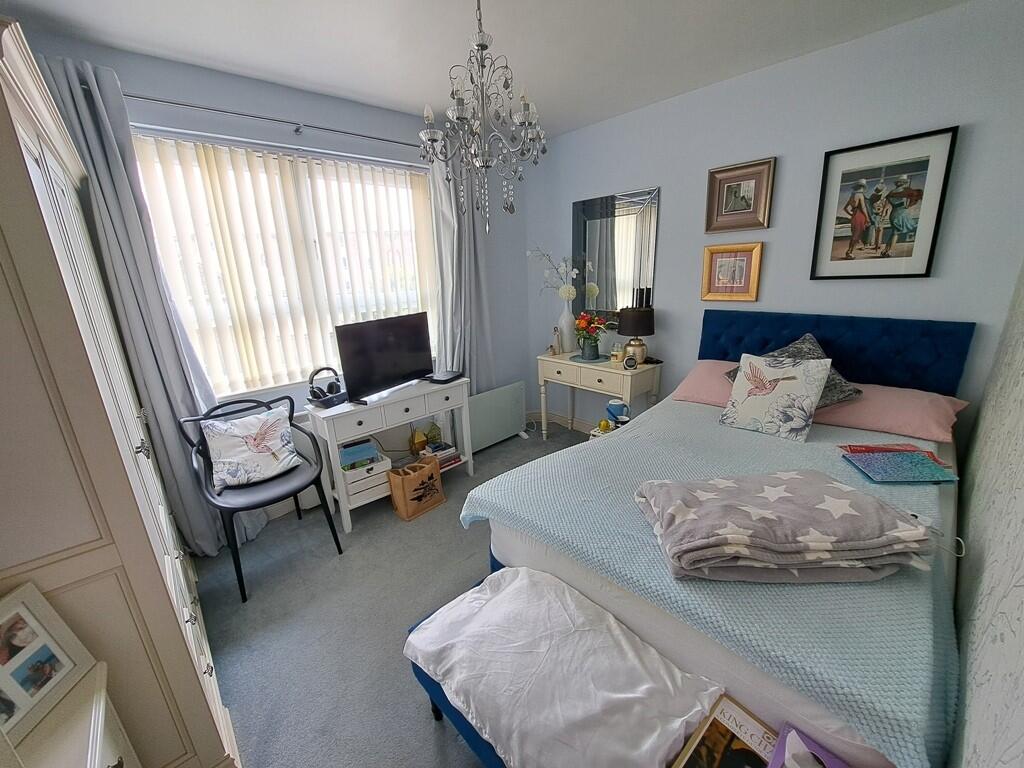 DOUBLE BEDROOM