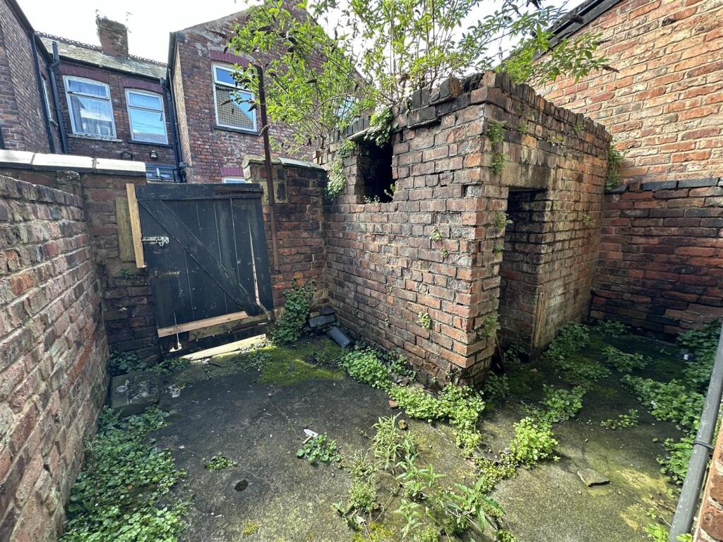 68brae.yard.JPG