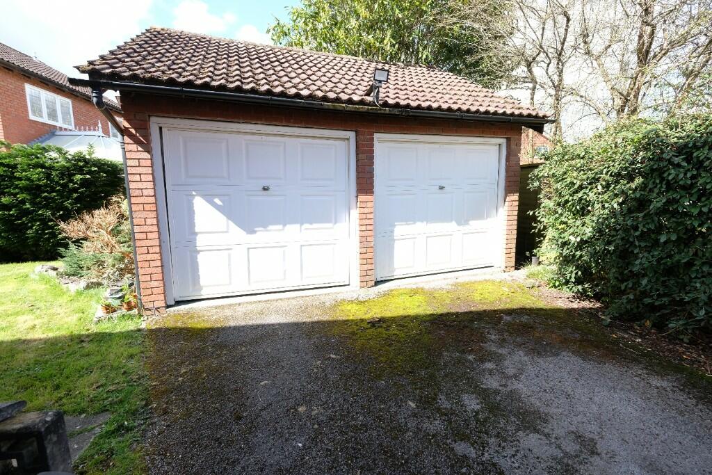 DOUBLE GARAGE 