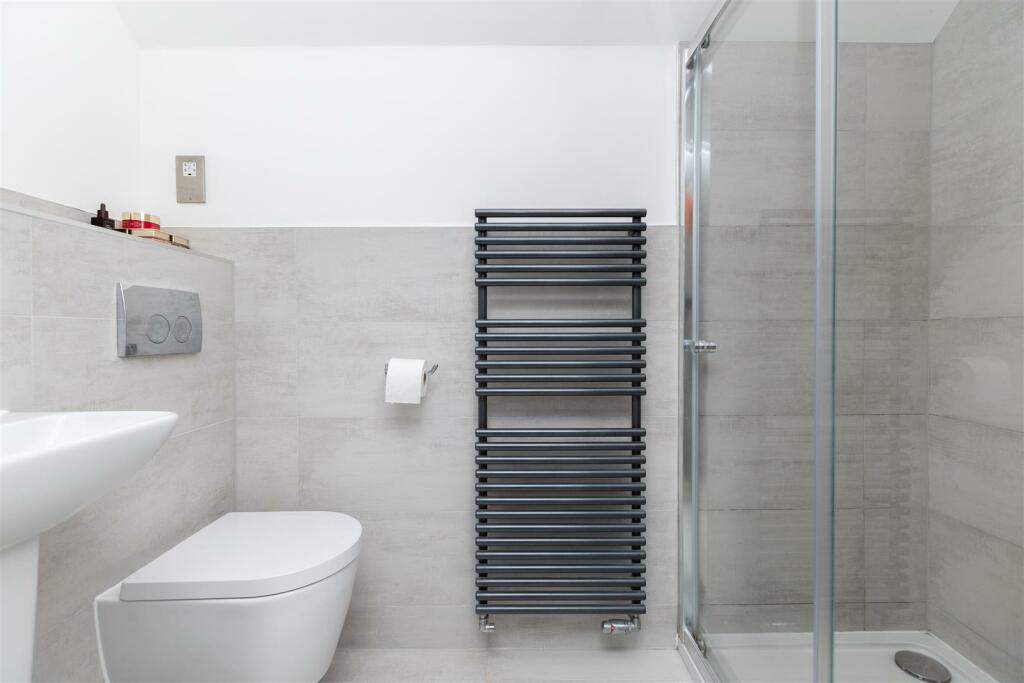 Bed 1 En-suite