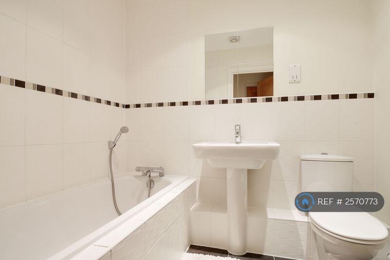 Main Bathroom With Tub