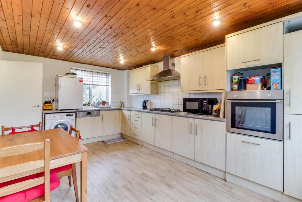 14. Kitchen.jpg