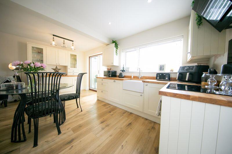 Kitchen &amp; dining area