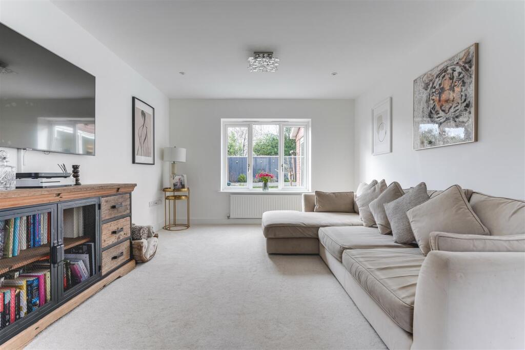 Redbank Close-18.jpg