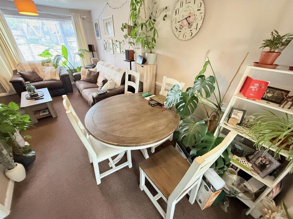 Lounge 3.jpg