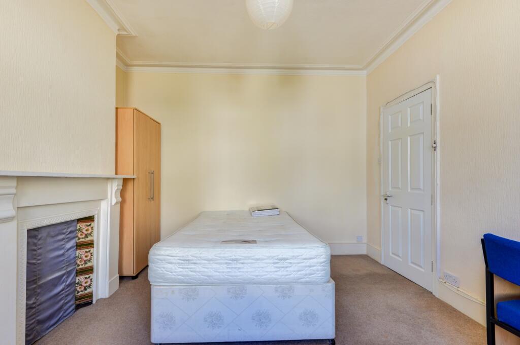 78 Brading Road Bedroom 1 (2)