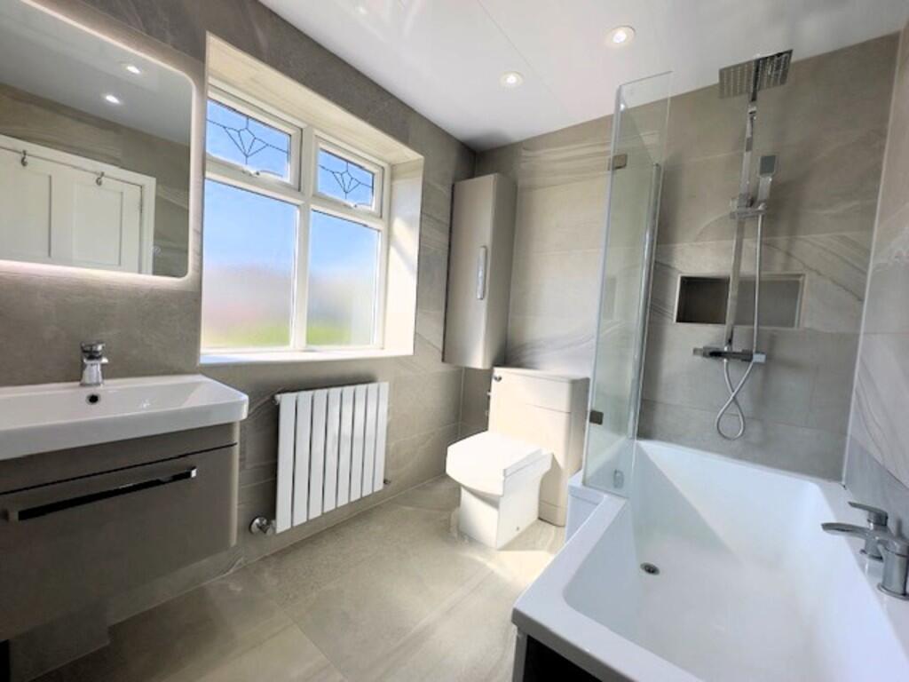FAMILY BATHROOM