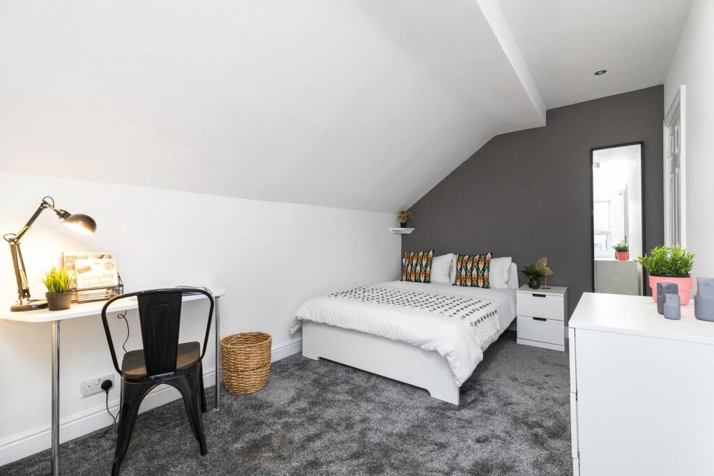 Bright, well-presented double bedroom with a co...