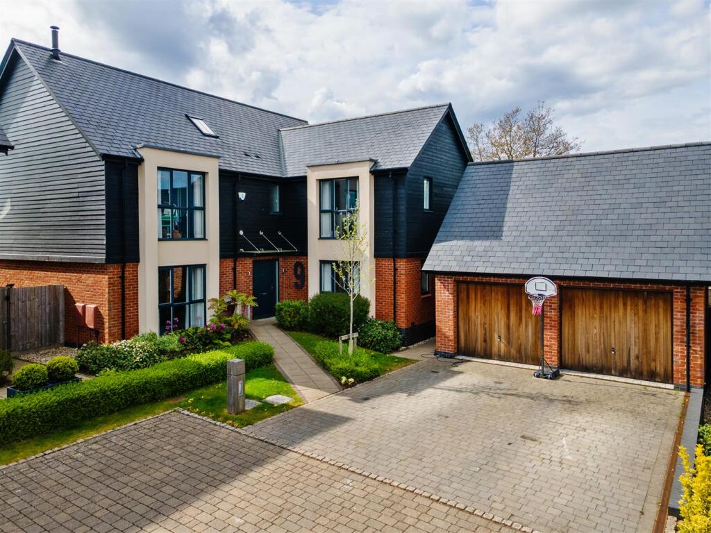 9 Aylesbury Court_1.jpg