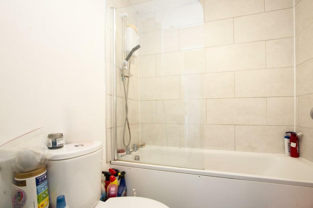 39 Fairfield Close, Mitcham, CR4 3RE bathroom.jpg