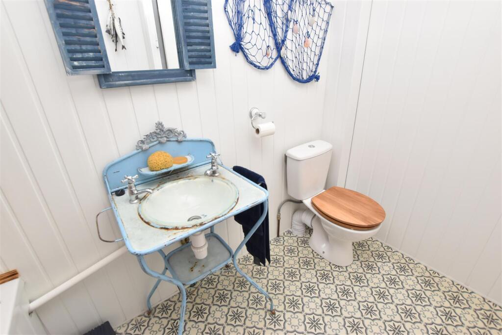 BATHROOM/WC
