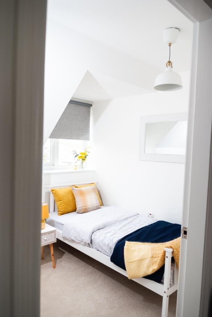 A well-maintained, bright single bedroom featur...
