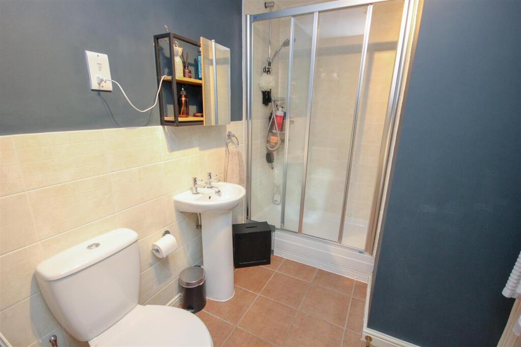 En-suite Jack n Jill Cloakroom.jpg