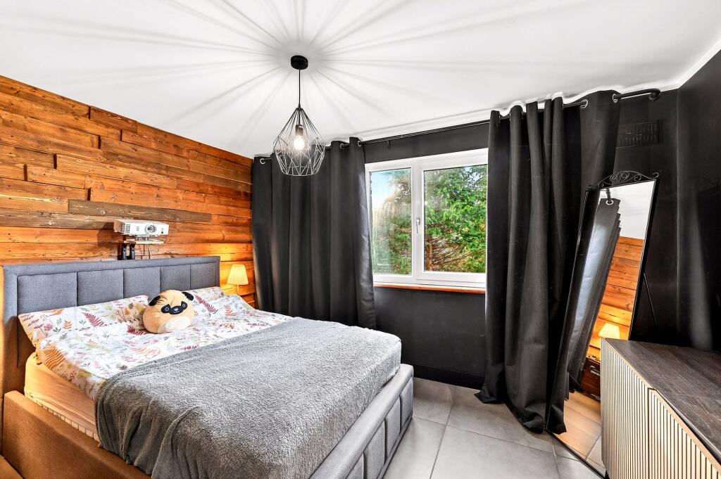Principal bedroom