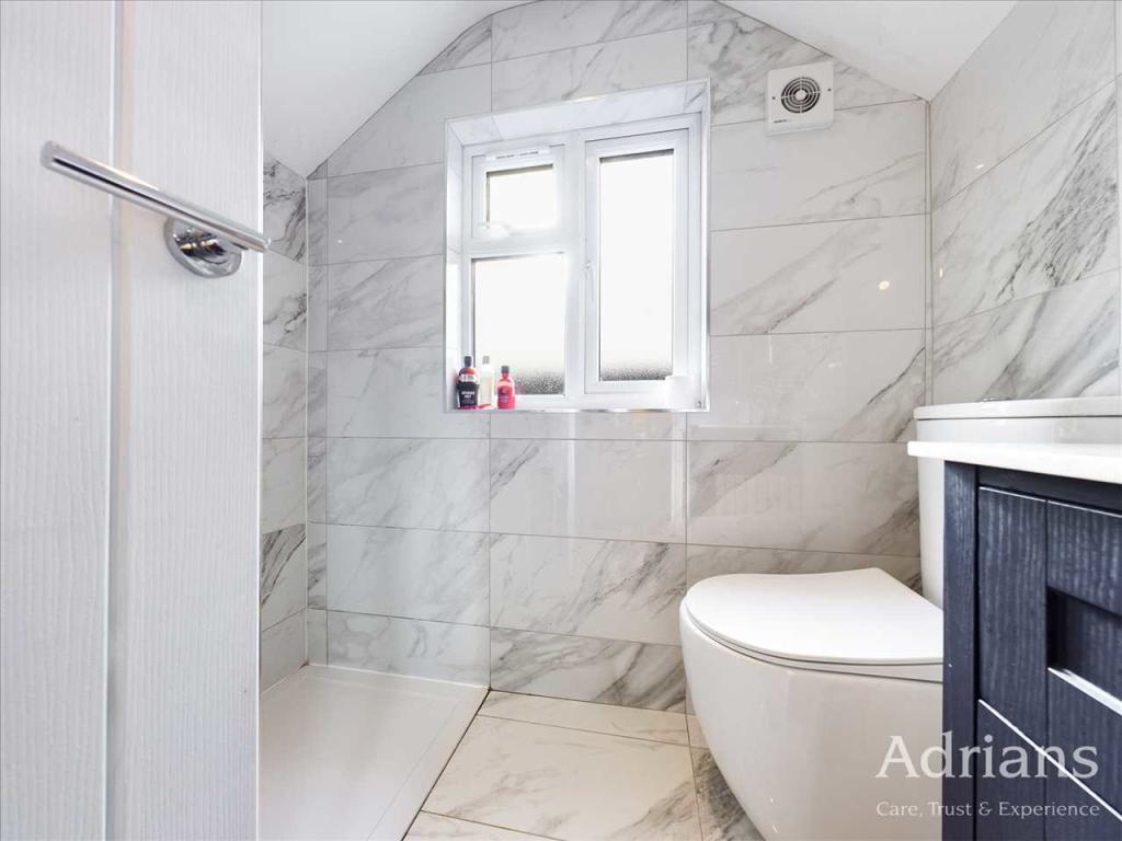 EN-SUITE SHOWER ROOM