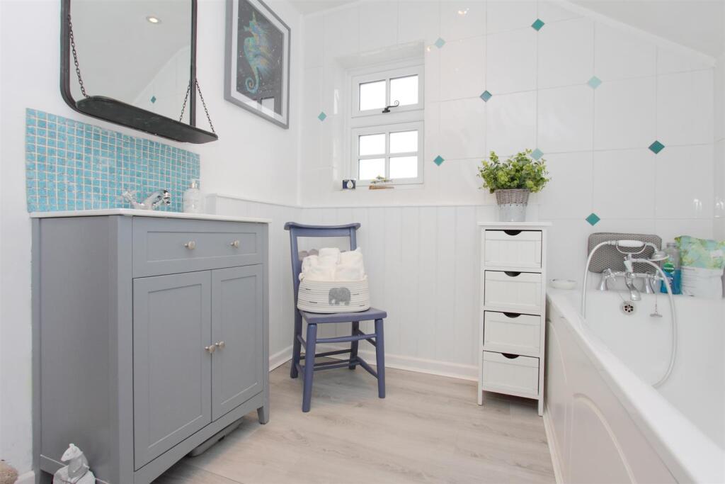 Ringwold Cottage - Family Bathroom