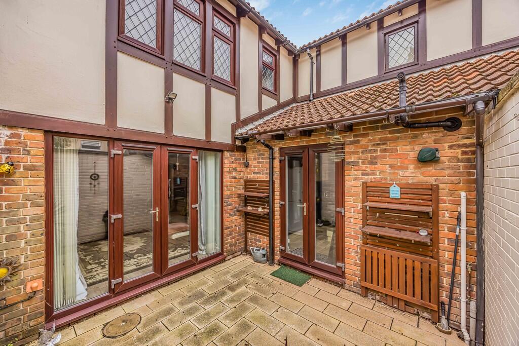 8 Westcliff Mews,...