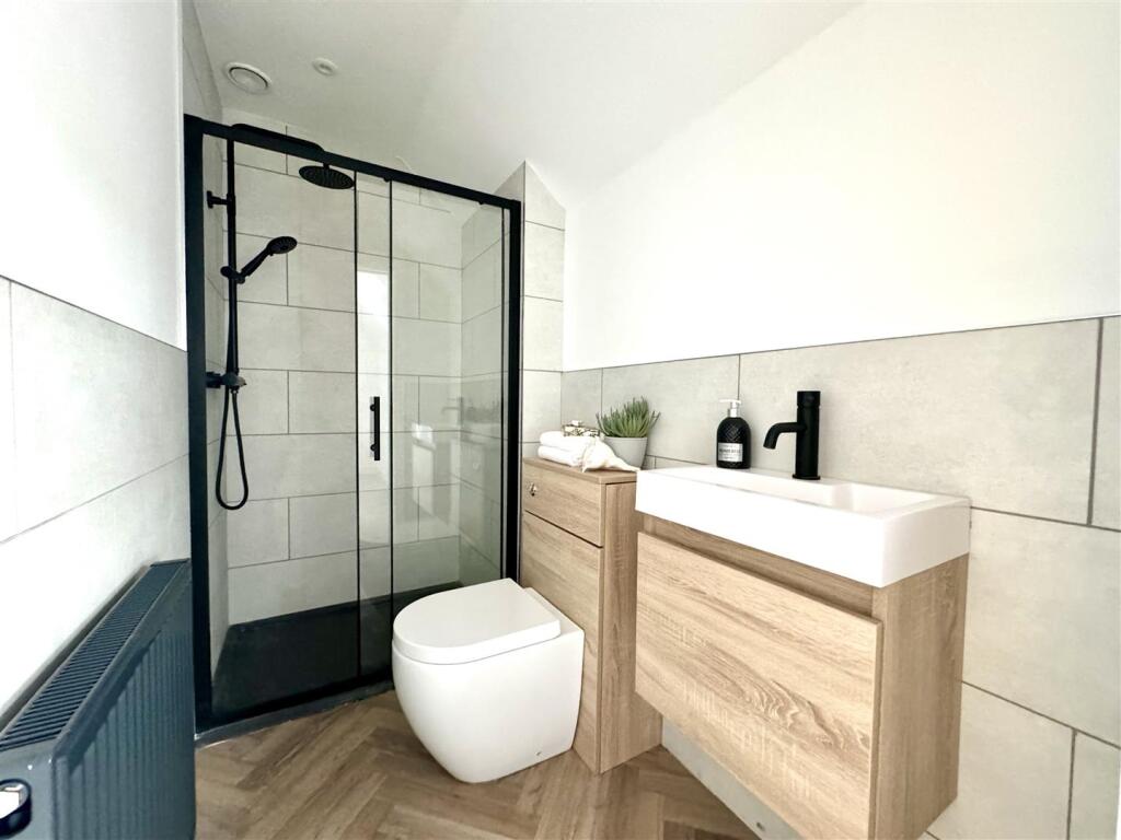 EN-SUITE SHOWER ROOM