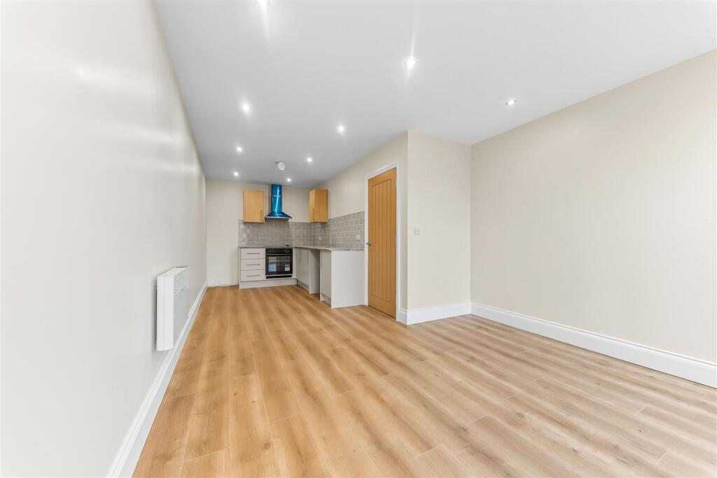 69-71Northgate living rm .jpg