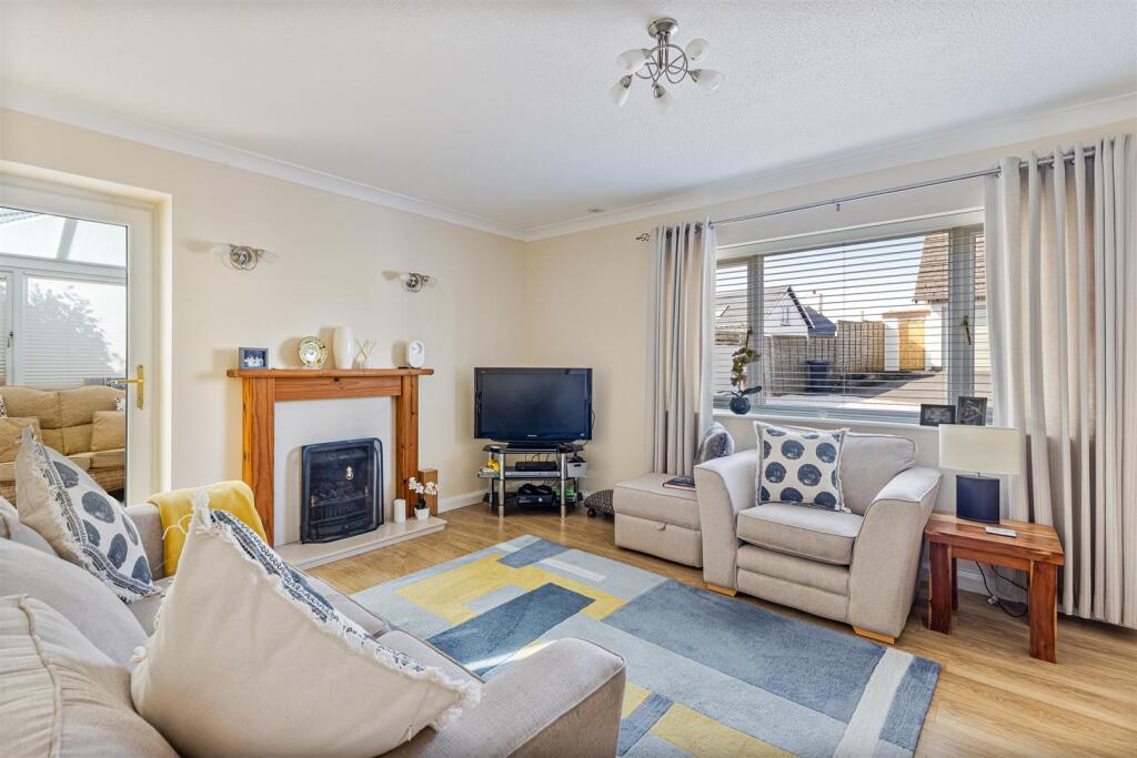 A07 - 14 Crestway, Strete - 250812.jpg