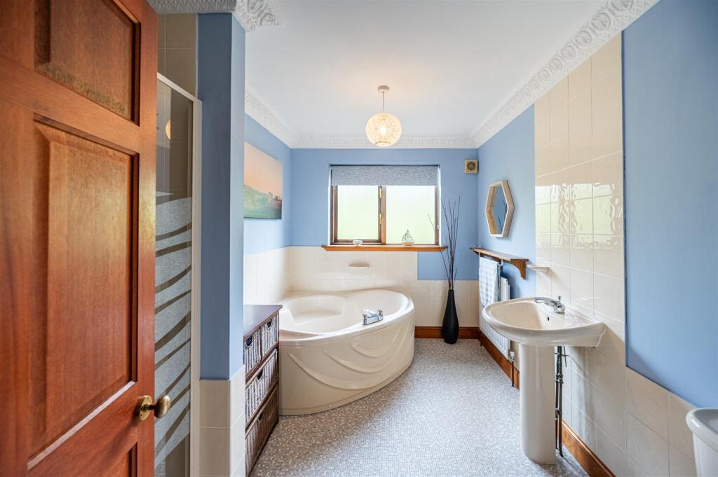 Family bathroom (3).jpg