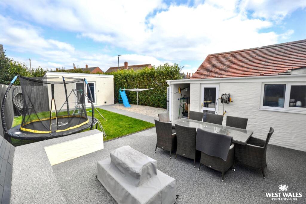 Rear Garden / Dining Area