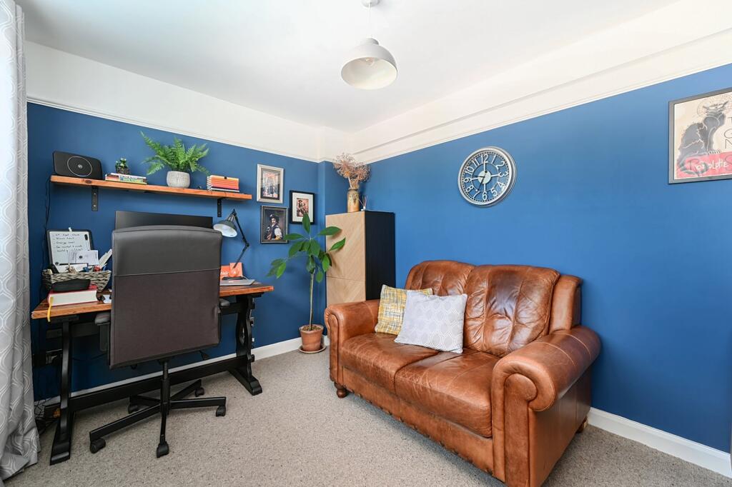 Bedroom / Study