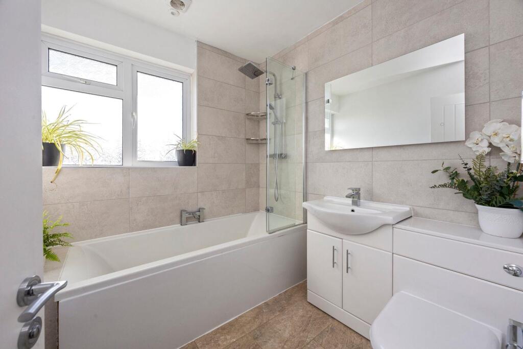 Easthill Drive 40 BATHROOM.jpeg