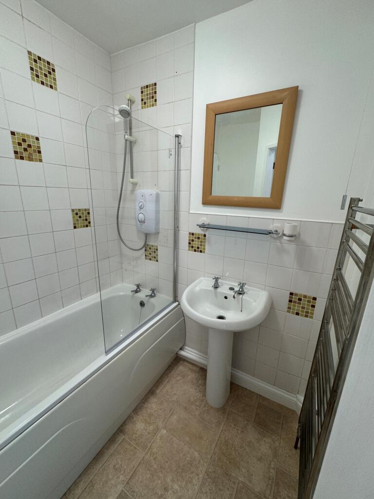 Flat 4, 9 Iddesleigh Tce -  bathroom
